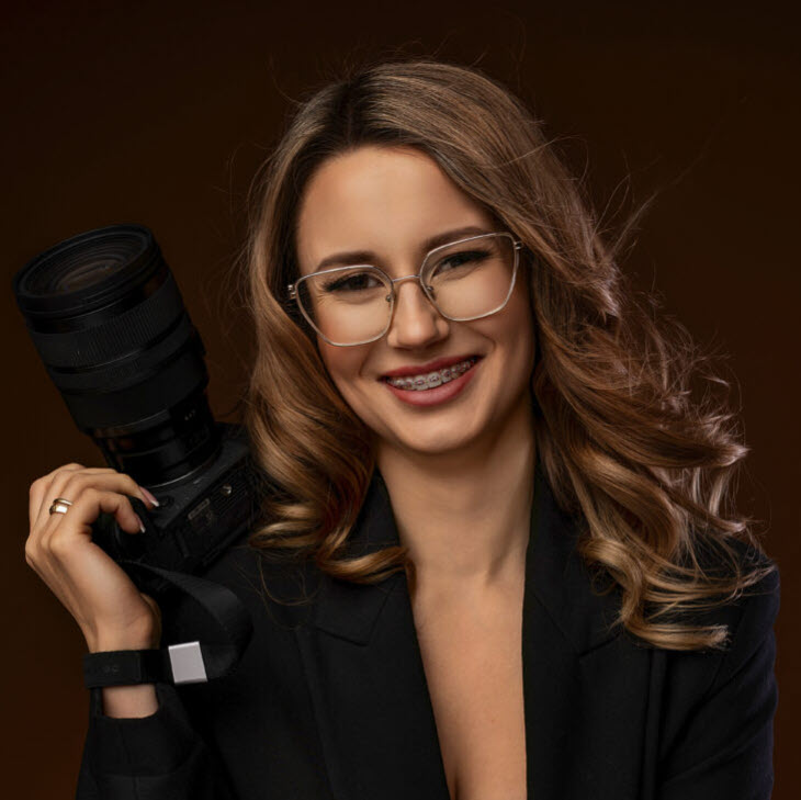Fotografka Agata Małucka z Głogowa z aparatem