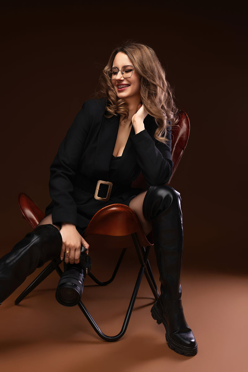 Fotografka Agata Małucka pozuje do zdjęcia w swoim studio fotograficznym w Głogowie
