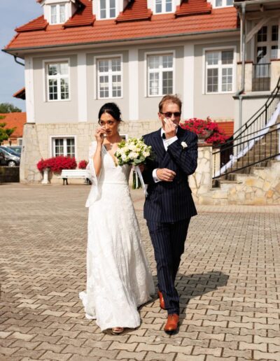 fotografia ślubna panna młoda z tatą w Głogowie