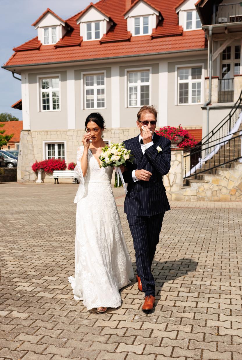 fotografia ślubna panna młoda z tatą w Głogowie