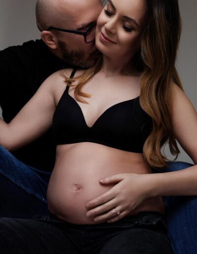 para w ciąży pozuje do ciążowej sesji fotograficznej w Głogowie