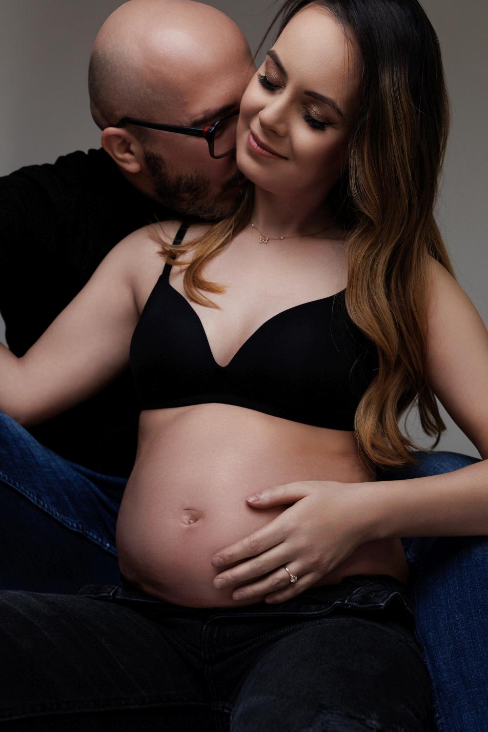 para w ciąży pozuje do ciążowej sesji fotograficznej w Głogowie
