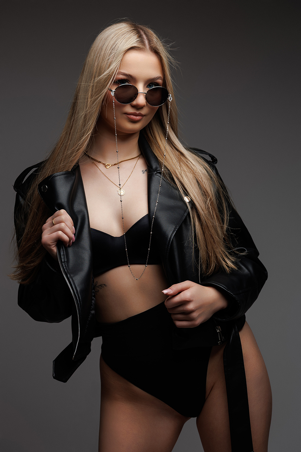 sesja kobieca zdjecie kobiety pozujacej na sesji zdjeciowej w studio fotograficznym Agaty Maluckiej